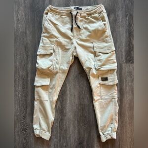 ZARA men’s cargo pants/joggers with pockets in army green
Size Large